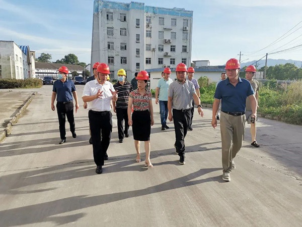 大成國(guó)資集團(tuán)黨委書記、董事長(zhǎng)項(xiàng)文到江糧集團(tuán)調(diào)研督導(dǎo)夏糧收購(gòu)并為高溫中堅(jiān)守崗位的一線職工“送清涼”