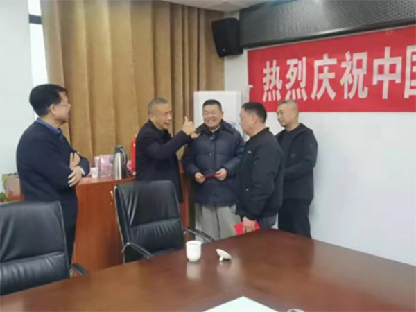 集團公司黨委書記、董事長何霞光到所屬企業(yè)走訪慰問困難黨員困難職工