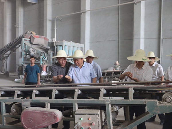 中國(guó)農(nóng)業(yè)發(fā)展銀行江西省分行黨委書(shū)記、行長(zhǎng)尹繼君 到新干公司調(diào)研指導(dǎo)夏糧收購(gòu)工作