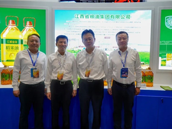 江糧集團產(chǎn)品亮相第五屆中國糧食交易大會，省糧食和物資儲備局和大成國資集團主要領(lǐng)導(dǎo)參觀指導(dǎo)