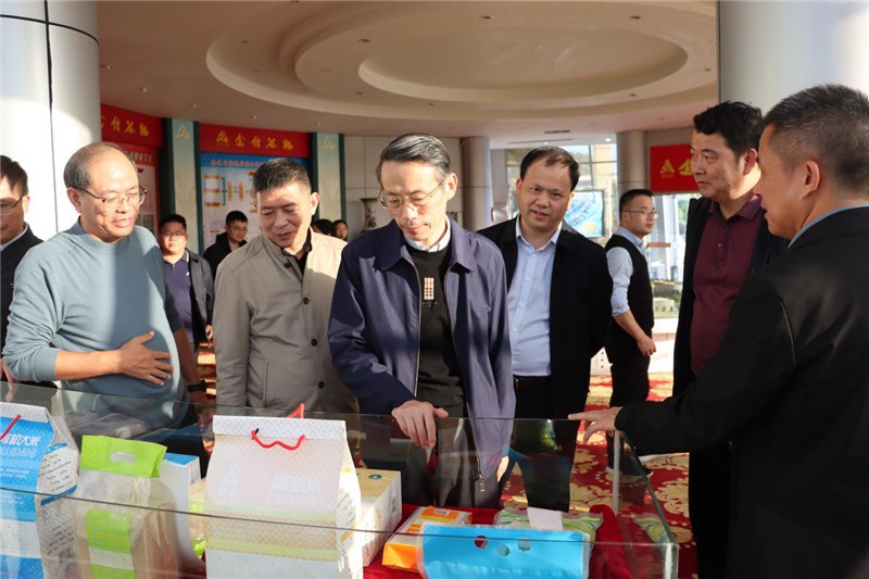 省委農(nóng)辦副主任、省農(nóng)業(yè)農(nóng)村廳一級(jí)巡視員劉偉到新干公司調(diào)研稻米全產(chǎn)業(yè)鏈運(yùn)行情況