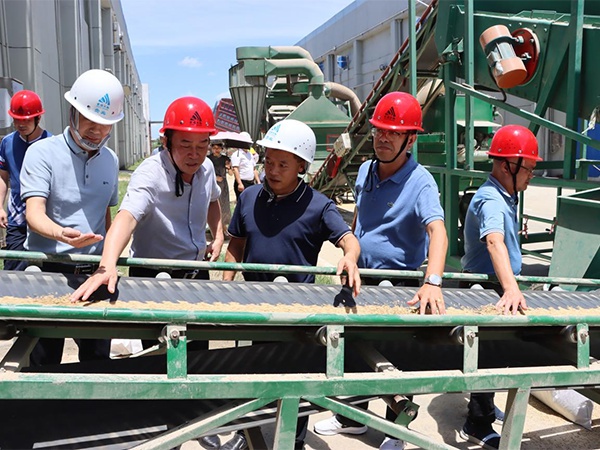 省農發(fā)集團黨委委員、紀委書記祝國民到江糧集團新干公司調研早稻收購工作并開展“送清涼”活動