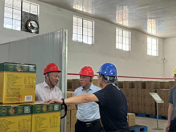 省農(nóng)業(yè)發(fā)展集團黨委書記、董事長胡曉青到江糧集團樟樹油廠調(diào)研