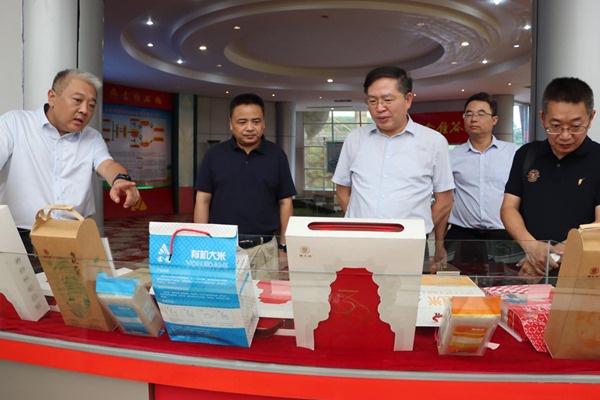 省農(nóng)業(yè)農(nóng)村產(chǎn)業(yè)發(fā)展服務(wù)中心黨委書記劉長城到江糧集團新干公司調(diào)研