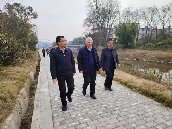 鄭銀球深入鄉(xiāng)村振興定點幫扶村 督導(dǎo)駐村幫扶工作